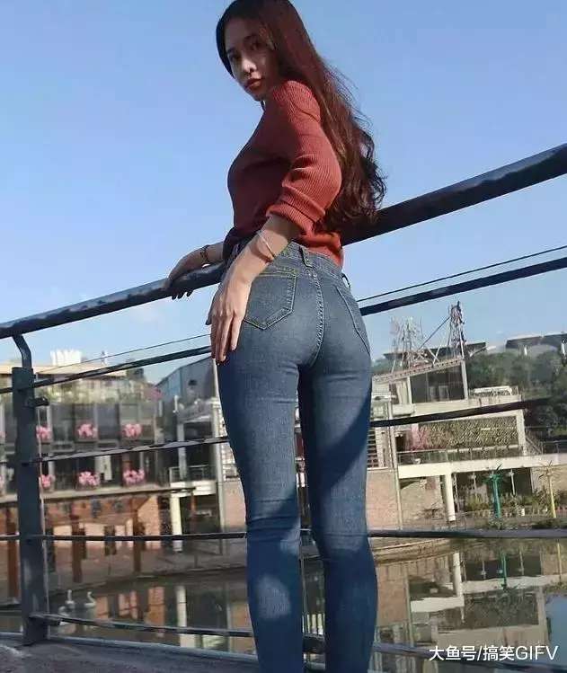美女在天桥上独自看风景