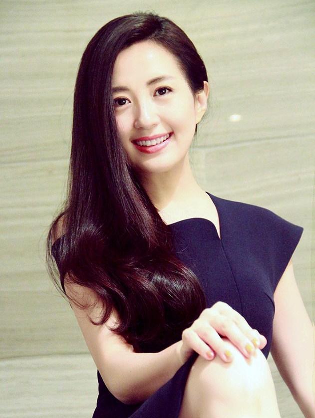 演员出身成央视最美女主播,自带豪门从不炒作,42岁仍