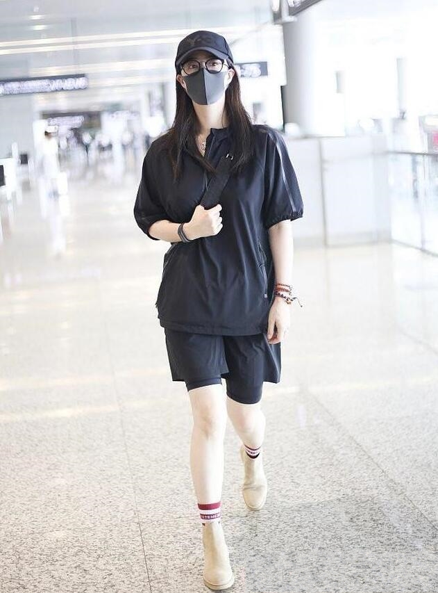 蒋欣中性风亮相,棕色裸靴配中筒袜抢镜