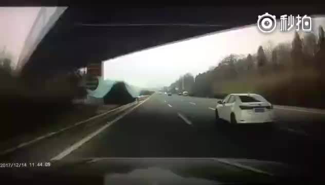 西安新闻【胆大司机高速上调头！】的路上，视频中这辆陕D牌照的出租车突然从...