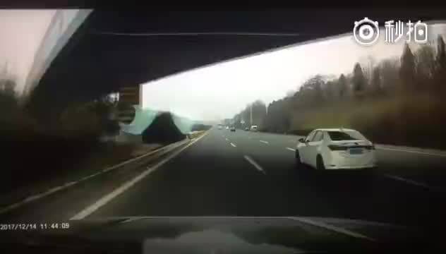 西安爆料【高速路作死掉头   】的路上，视频中这辆陕D牌照的出租车突然从...