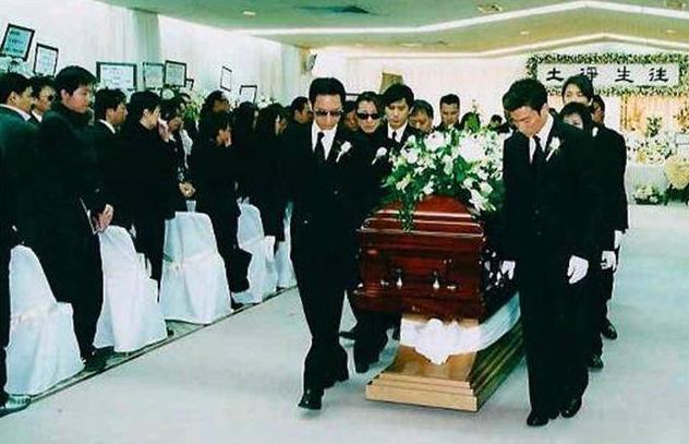 梅艳芳葬礼,娱乐圈艺人都为之默哀,可只有他们两个是面带微笑