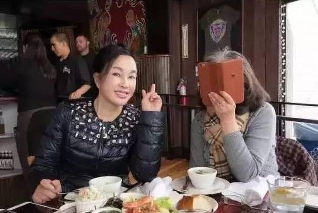 53歲劉嘉玲開(kāi)同學(xué)會(huì)，才發(fā)現(xiàn)明星跟路人的區(qū)別太大了