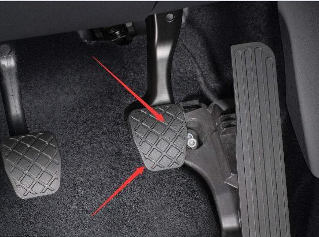 油门突然被卡死怎么办? 拼命踩刹车也没用? 别慌, 老司机教你一招