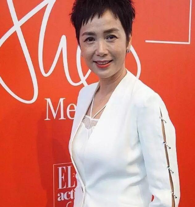 48岁蒋雯丽不怕鱼尾纹，坚决不打针，网友：就喜欢你这样优雅老去