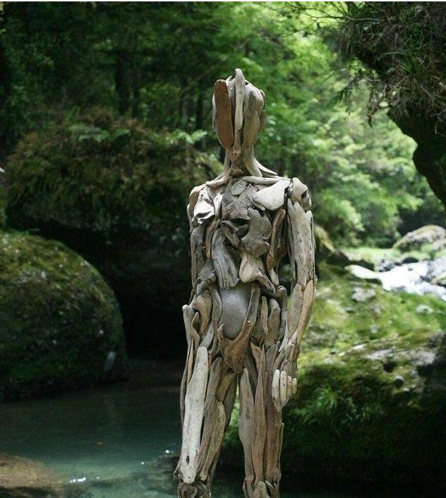 走过去一看,男人被吓得大声喊叫撒腿就跑,随后叫上火伴一同前往