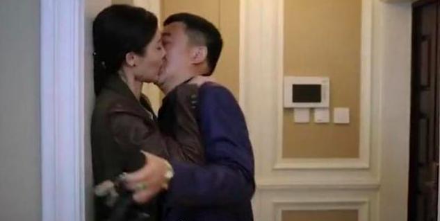 夸张的吻戏:林心如咬破唇,杨幂唇都被吸起来了,车晓表情好痛苦