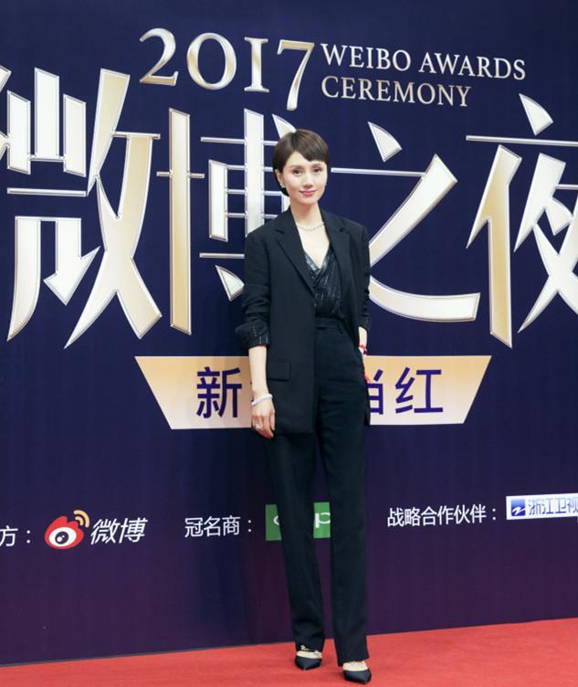 40岁胡静同框41岁袁泉，网友:整容脸和高级脸的差距瞬间一目了然