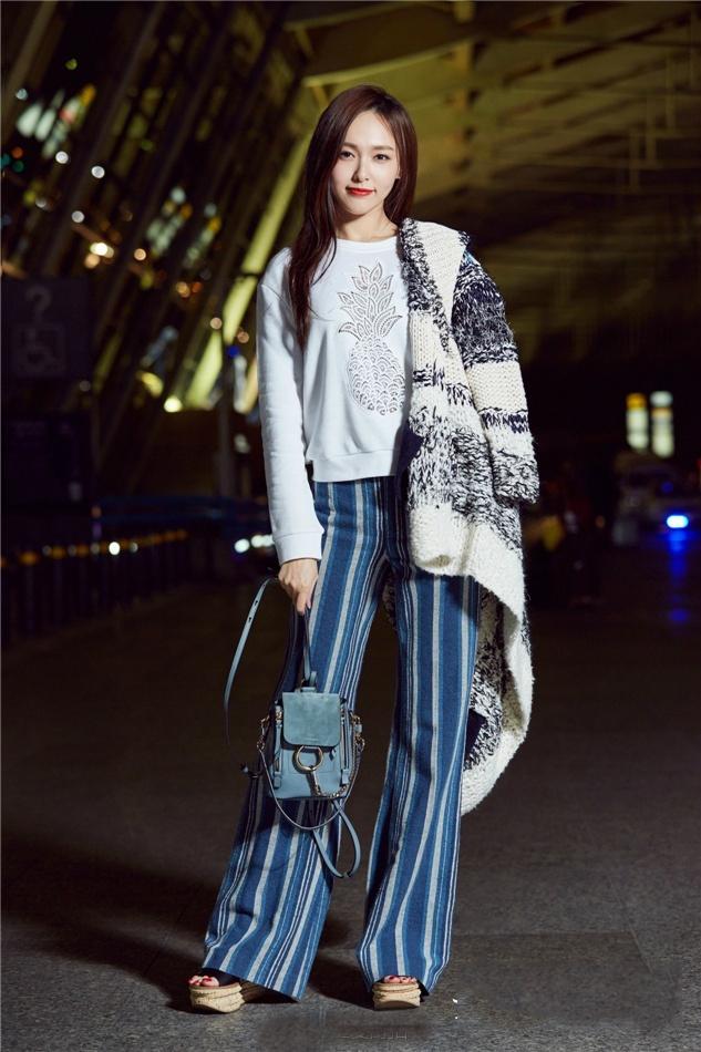 20岁关晓彤与34岁唐嫣,同为172cm穿阔腿裤,哪