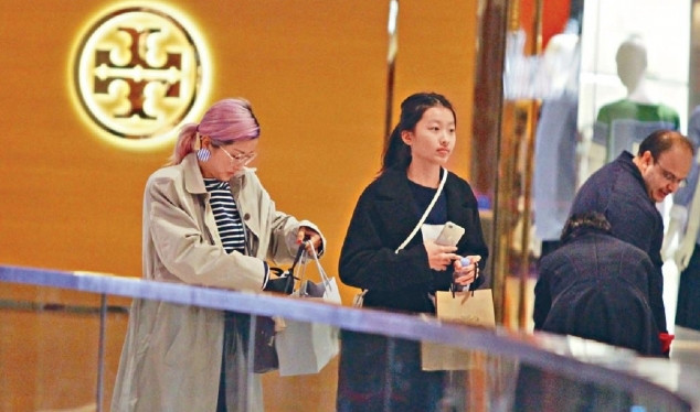 陈奕迅13岁的女儿陈康堤亮相 完全就是腿长美人胚子