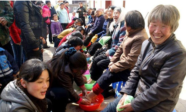 在农村,婆婆没义务带孙子帮媳妇,儿媳妇有义务