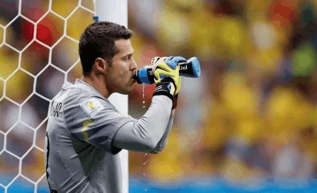 足球比赛中跑动最少的守门员为什么经常需要喝