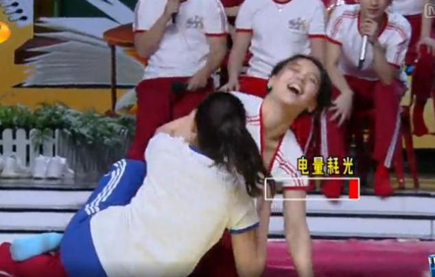 关晓彤在镜头前撕马思纯的衣服使其走光,她俩