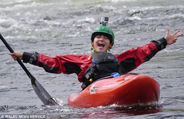 皮划艇冒险者在厄瓜多尔丛林遭遇洪水,两人遇