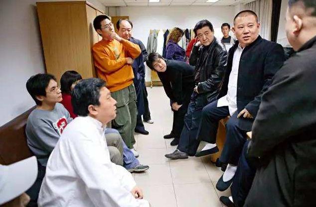 你没见过的德云社后台,于谦对着郭德纲抽烟的