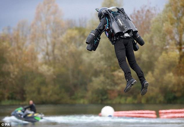 38岁男子发明飞行衣，像钢铁侠在空中自由来去, 售价34万!