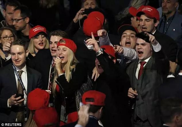 24岁毕业生用假简历和假文凭,当上美国白宫禁