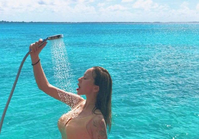 网红女神时尚紧身泳装的穿搭,让你在炎热的夏季,依然魅力四.