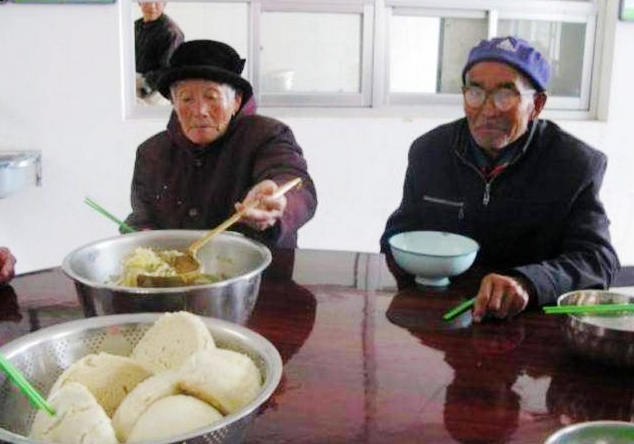 敬老院的伙食就是这个水平看着叫人心疼,不知