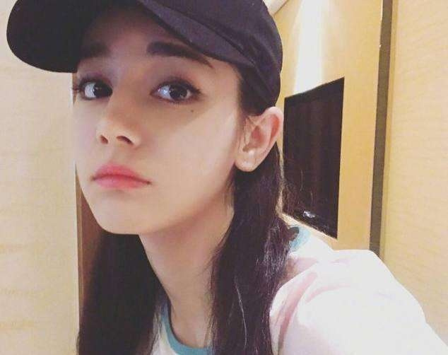 迪丽热巴找的替身和她长得这么像! 网友:双胞胎?