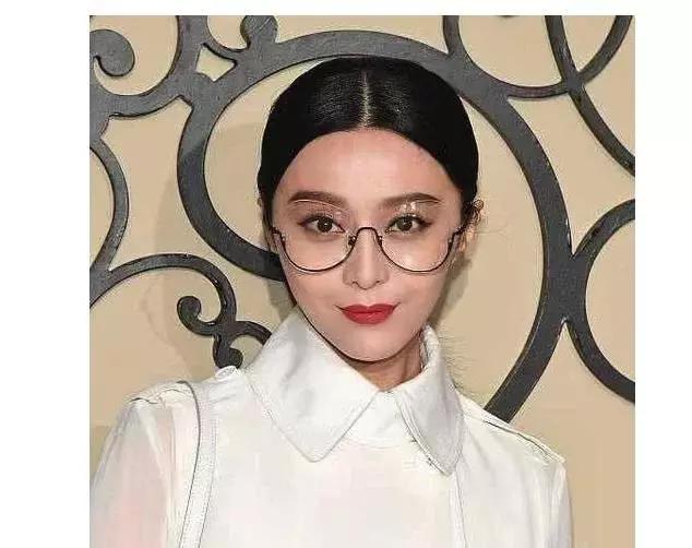 李宇春和范冰冰同现巴黎时装周, 一个美炸天, 一个却穿成灾难!