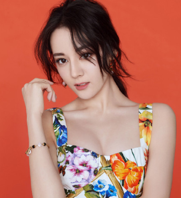 一高端代言,迪丽热巴正式官宣成为杜嘉班纳亚