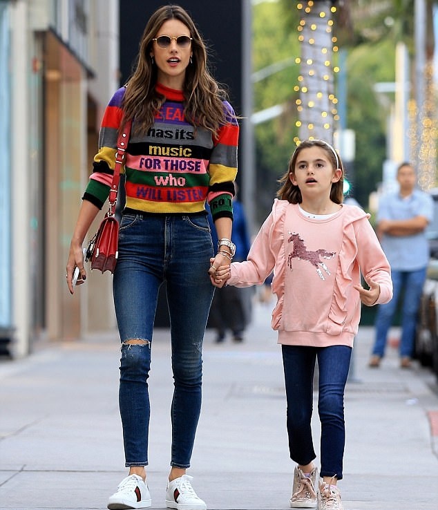 一步一个街拍!超模AA与家人外出购物,每一帧画