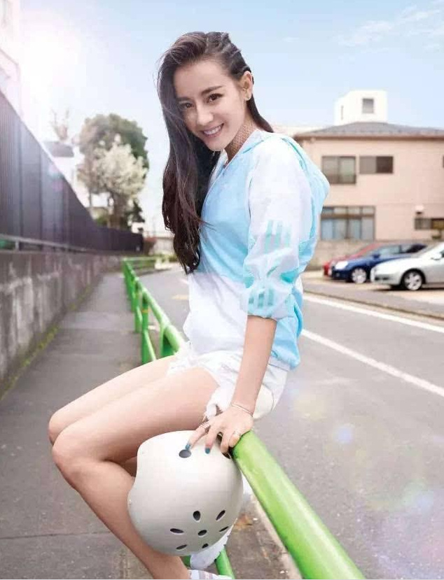 关晓彤、迪丽热巴测腿长,并给自己颜值打分,一个谦虚一个自信!