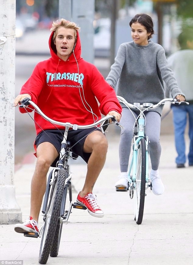 贾斯汀·比伯带着赛琳娜·戈麦斯骑小单车,网