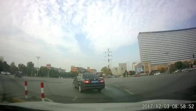 心疼轿车司机，不知道电动车（摩托车）怎么想的   ​