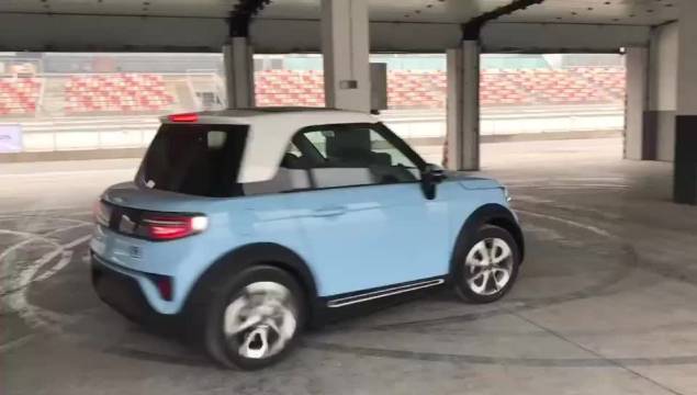 电动车也玩漂移？嗯，看看地上的圈够圆吗？          ​