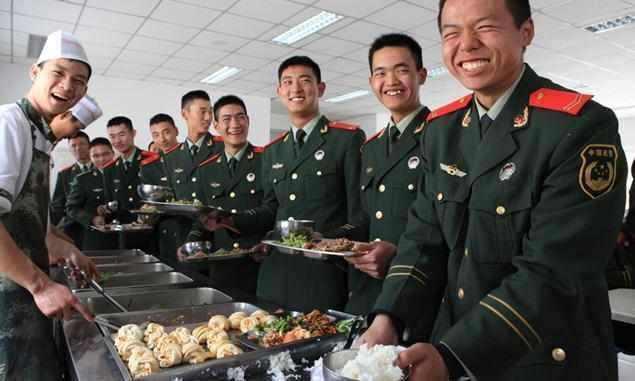 实拍:特种兵真实的日常饮食,一分钟可饱餐一顿