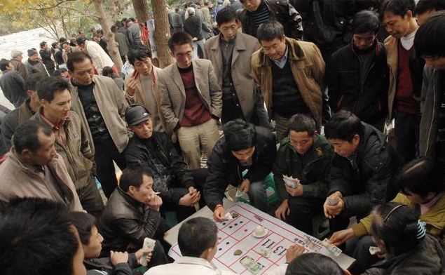 丈夫打牌输10万,妻子不哭也不闹,第二年赢12万