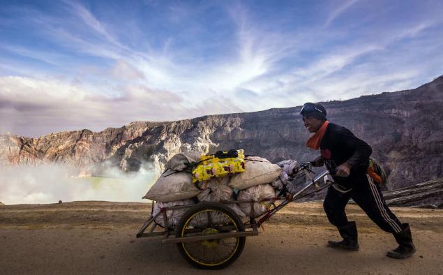 火山喷发形成大量黄金,150名矿工不要命的搬运
