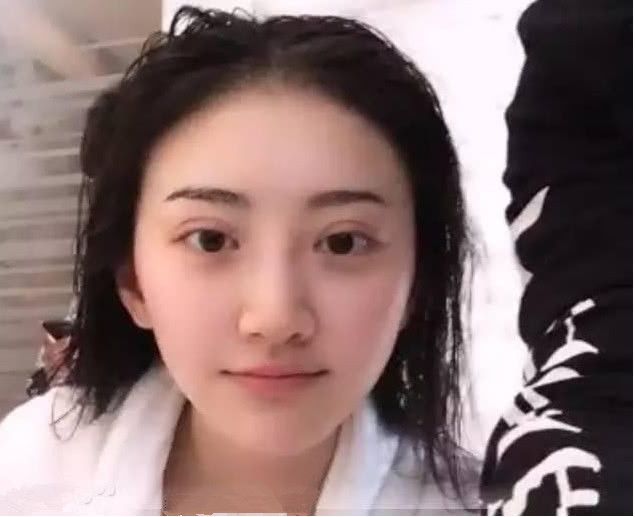 女星素颜照曝光：霍思燕抬头纹明显，章子怡成黄脸婆，最丑的是她