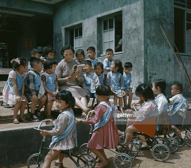中国历史老照片:1965年,中国内地幼儿园里的孩子们.