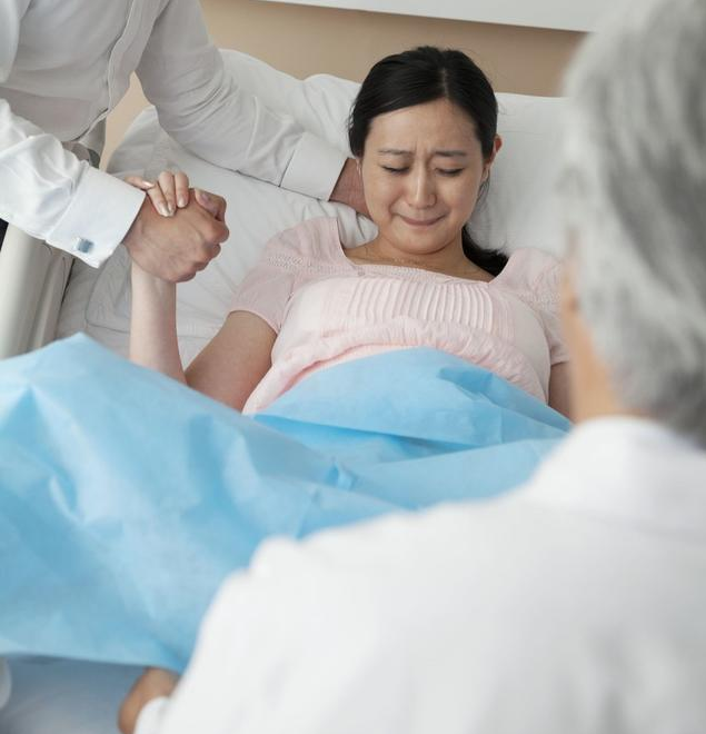 出现这种情况,顺产胎头娩出也得塞回去剖腹产