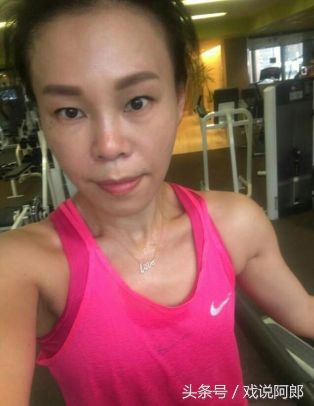 彭佳慧素颜照曝光, 皮肤黑出新境界, 网友直呼: 化妆前后像换人!