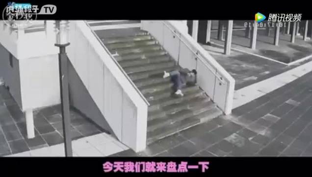 又一个骑电动车的美女火了  ​