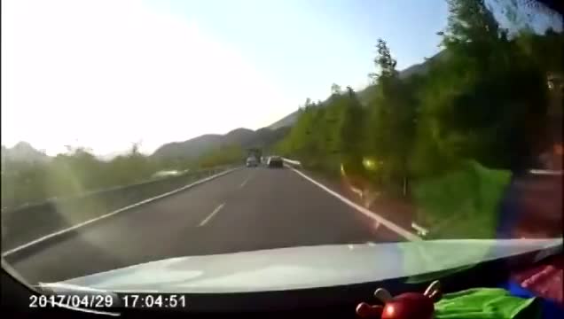 出租车超速逆行，面对面撞上大货车，撞击力度真大