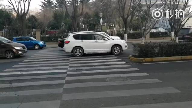 西安爆料【轿车撞倒电动车】投稿：西安电视塔附近，一奔驰轿车在人行道撞飞一...