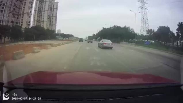 求大神告知，这电动车从哪里冒出来的，  ​