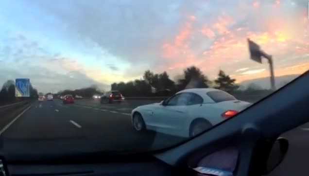 宝马跑车司机竟在高速上一边开车一边看视频!