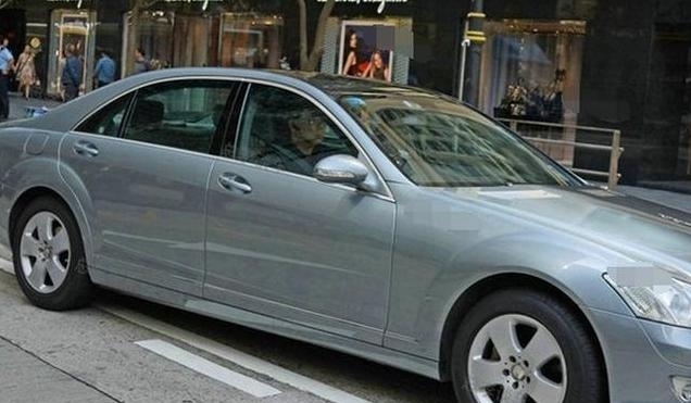 马云亲自为他庆生,周星驰护送他上车,身家上亿一辆平治开了10年