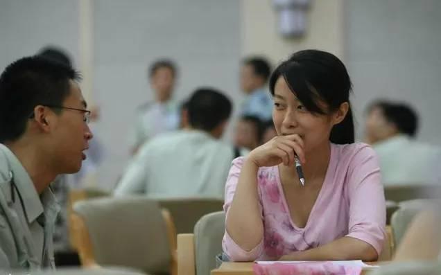 儿子带女友回家做客,吃饭时筷子不小心掉在地上,我弯腰捡时住了