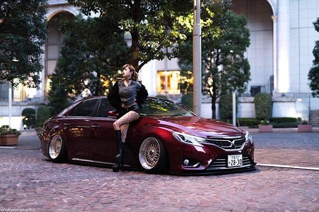 拥有低趴锐志还有美女相伴，怪不得妹子都被开锐志的撩完啦！