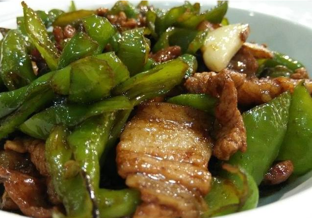农家小炒肉1:五花肉三百克切片,螺丝椒二百克切滚刀块.