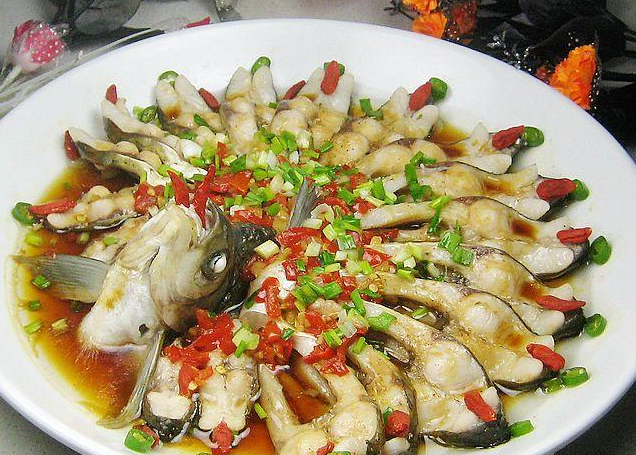 清蒸剁椒武昌鱼的简单做法,蒸一蒸即可出锅,年夜饭美食选它没错