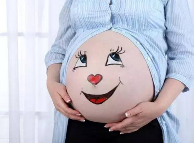 宝宝猛地踢一下妈妈的肚子,这是宝宝在和你交