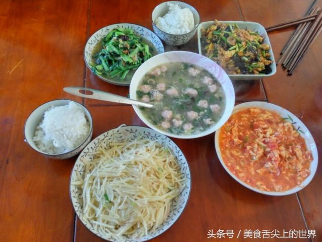周末回娘家,妈妈做了一桌子的家常菜,好吃到哭,全家人抢着吃!